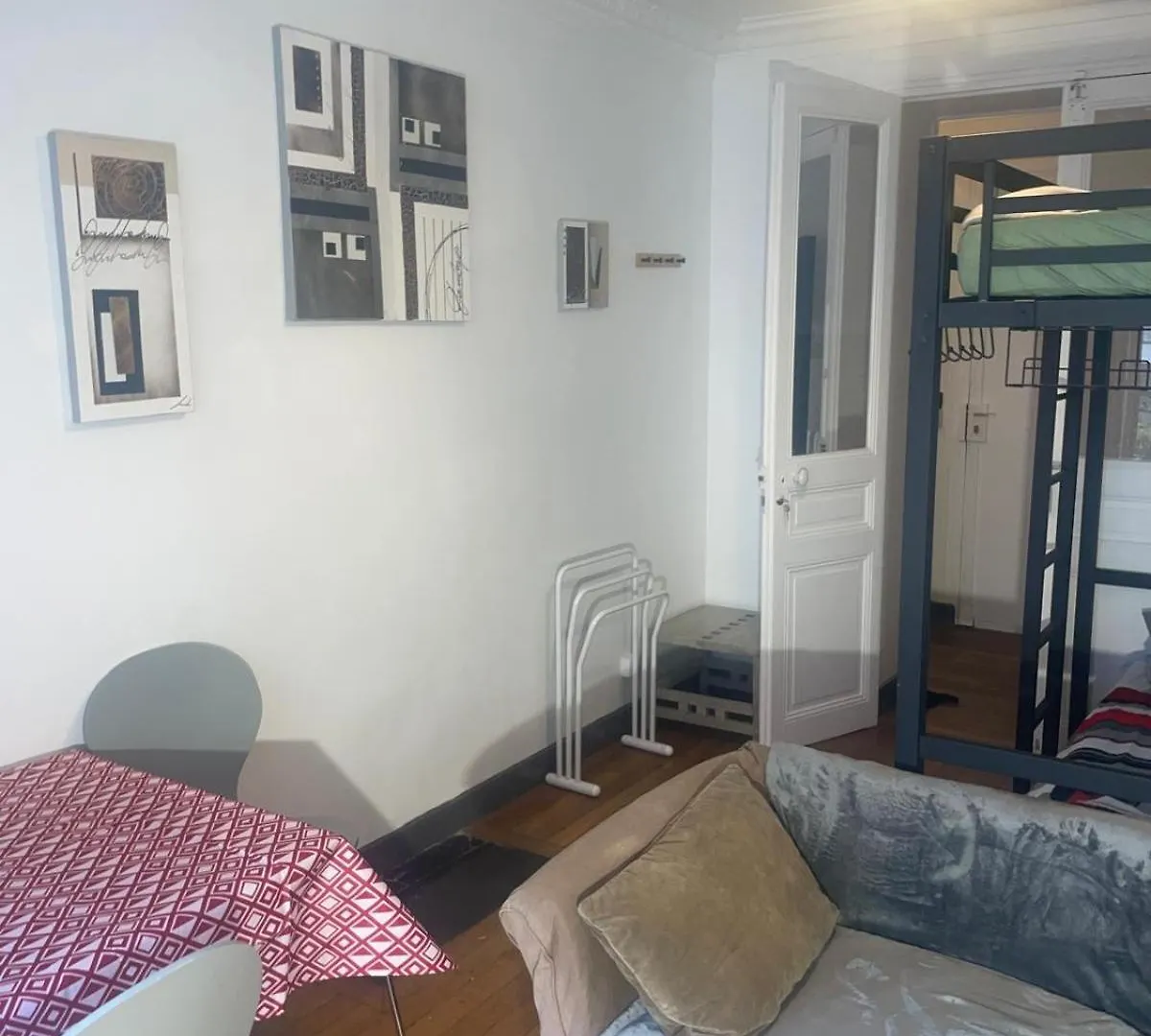 Hostel Chambres Privees Dans Un Appartement De 2 Pieces A Paris 13E France